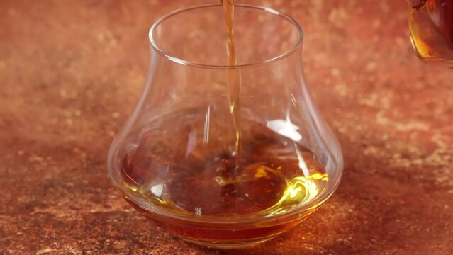 verre d'alcool servi dans un verre, en gros plan
