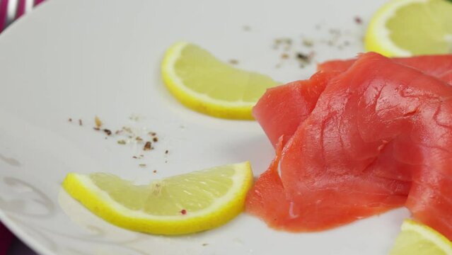tranches de saumon fum&eacute; sauvage dans une assiette