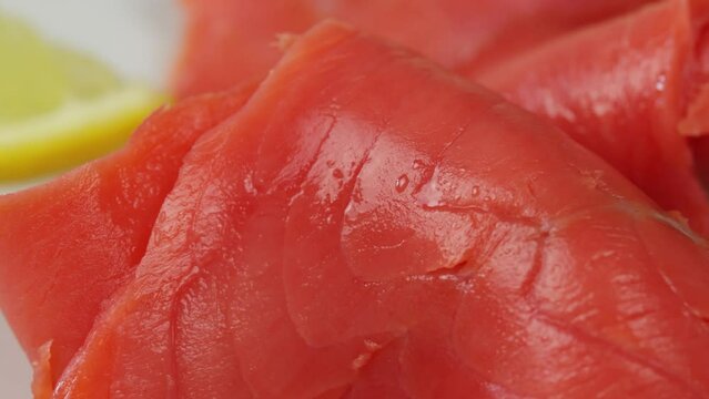 tranches de saumon fum&eacute; sauvage dans une assiette