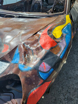 Porsche 996 Art Car Ausgebrannt Nubauer, Artcar eines ausgebrannten Porsche 996 Cabrio mit bunter Farbe, Kunst Nubauer, Fischamend, &Ouml;sterreich, 25.07.2023