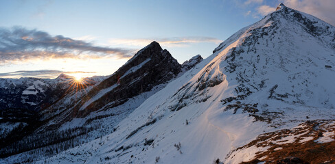 Blick auf den schneebedeckten Watzmann und die Watzmannfrau zum Sonnenuntergang im Winter vom Watzmannhaus