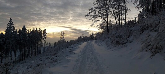 Śnieżna droga o zachodzie słońca