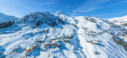 Ausblick auf das tiefwinterlich verschneite Warth am Arlberg, Blick zum Skigebiet an der...