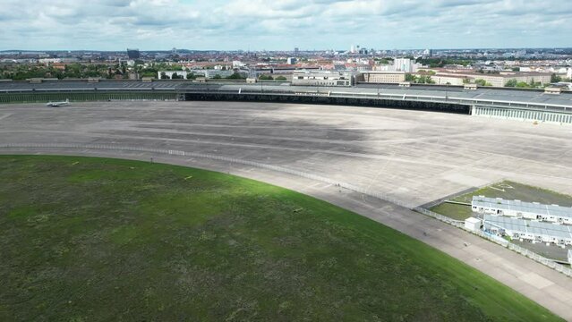 Berlin Tempelhof Feld Stadt Geschichte Kultur Architektur Sehensw&uuml;rdigkeiten Flughafen Tempelhof Stadtpark &ouml;ffentlicher Raum Erholung Historischer Ort Veranstaltungen Gr&uuml;nfl&auml;chen Gemeinschaft Drone