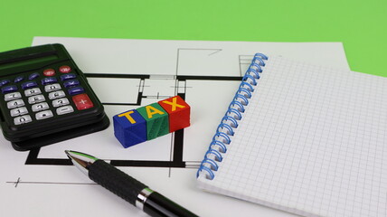 La parola fiscale scritta con blocchi di legno e disegno di mobili per ufficio.
