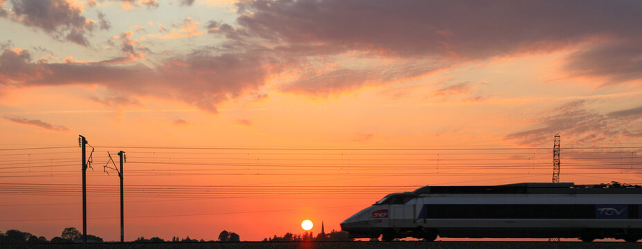 Coucher du soleil avec le TGV en avant plan en France