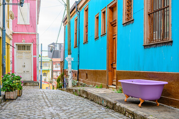 Fototapeta na wymiar Valparaiso, Chile. Outubro 30 de 2023. Bairro com grafite e arte na Região da Plasa San Luis e Cerro Concepción Valparaíso.