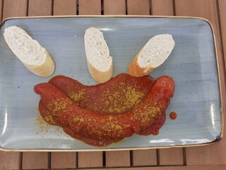 Currywurst mit Brot
