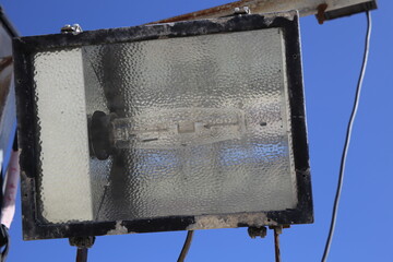 Halogen Flutlicht Scheinwerfer mit himmel