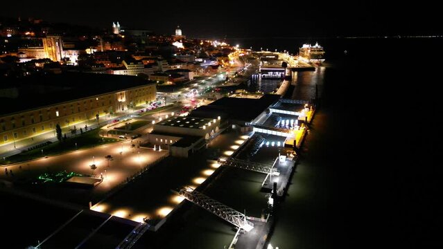 Cais do Sodr&eacute; Margem Rio Tejo Lisboa Portugal Mercado da Ribeira das Naus Bares Restaurantes Beco Noite Festa Noturna Pier Jardim Roque Gameiro Cais das Pombas Terrapleno de Santos Mar Oceano Sol 