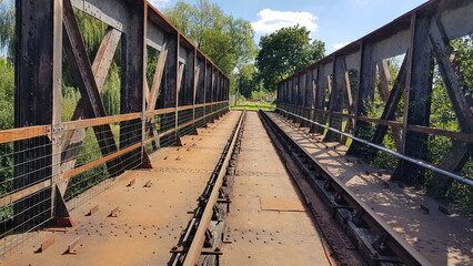 vecchia ferrovia arrugginita su ponte