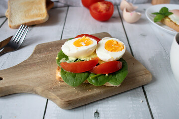 Fototapeta na wymiar Healthy breakfast with egg, tomatoes and salad. on a wooden table. food