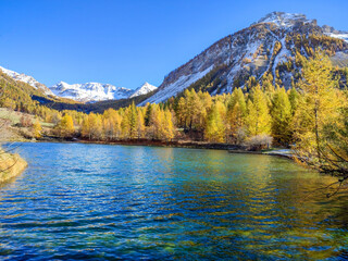 Paysage de montagne à l'automne avec un léger manteau de neige dans les Alpes du Sud en France