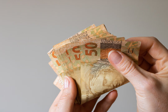 M&atilde;o segurando dinheiro, notas de Real Brasileiro
