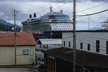 Obraz premium Street city view with wooden houses, shops, cars and mountain wilderness nature in Ketchikan, Alaska, popular cruise destination for whale watching in wildlife tours