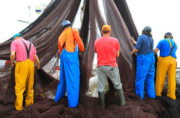 pescadores descargando las redes a mano en el puerto de getaria país vasco 4M0A7770-as23 - 676046864