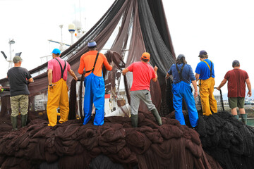 pescadores descargando las redes a mano en el puerto de getaria país vasco 4M0A8822-as23