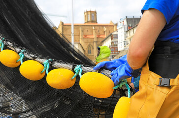 pescadores descargando las redes a mano en el puerto de getaria país vasco 4M0A8851-as23 - obrazy, fototapety, plakaty