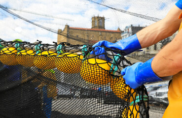 pescadores descargando las redes a mano en el puerto de getaria país vasco 4M0A8047-as23