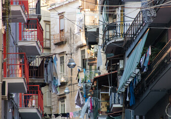 Balcon dans une rue à Naples en italie  - obrazy, fototapety, plakaty