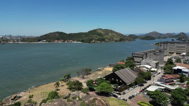 Imagens a&eacute;reas da 3&ordf; ponte e canal de Vit&oacute;ria com convento da penha ao fundo e porto de Vila Velha.