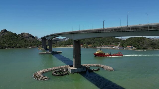 Imagens a&eacute;reas da 3&ordf; ponte e canal de Vit&oacute;ria com convento da penha ao fundo e porto de Vila Velha.