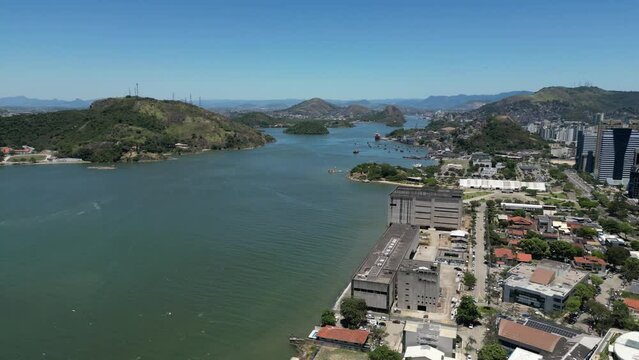 Imagens a&eacute;reas da 3&ordf; ponte e canal de Vit&oacute;ria com convento da penha ao fundo e porto de Vila Velha.