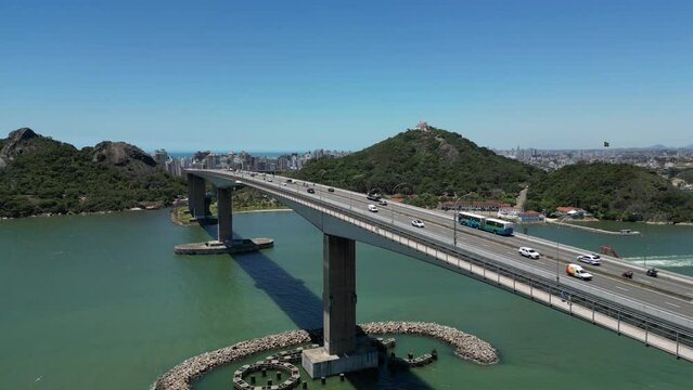 Imagens a&eacute;reas da 3&ordf; ponte e canal de Vit&oacute;ria com convento da penha ao fundo e porto de Vila Velha.