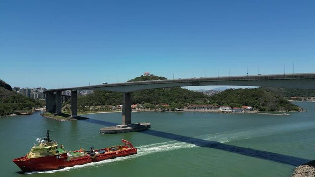 Imagens a&eacute;reas da 3&ordf; ponte e canal de Vit&oacute;ria com convento da penha ao fundo e porto de Vila Velha.