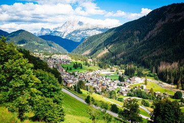 Fototapeta na wymiar Dorf in Gebirge