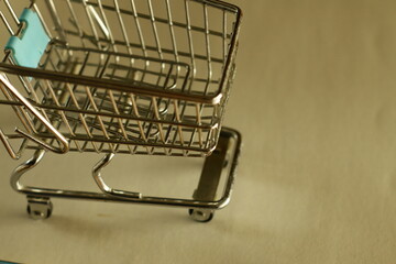 carro de la compra en miniatura como concepto de consumo del hogar