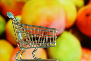 carrito de la compra con productos de consumo de fondo