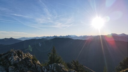 Allgäuer Idylle im Sonnenaufgang: Grünten und die aufgehende Sonne in den Alpen