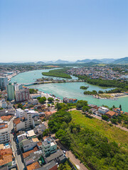 Fototapeta premium Imagem aérea do Centro de Guarapari com ponte e canal ao fundo.
