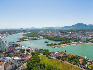 Imagem a&eacute;rea do Centro de Guarapari com ponte e canal ao fundo.
