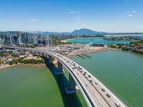 Imagem a&eacute;rea da 3&ordf; ponte e canal de Vit&oacute;ria com convento da penha ao fundo e porto de Vila Velha.