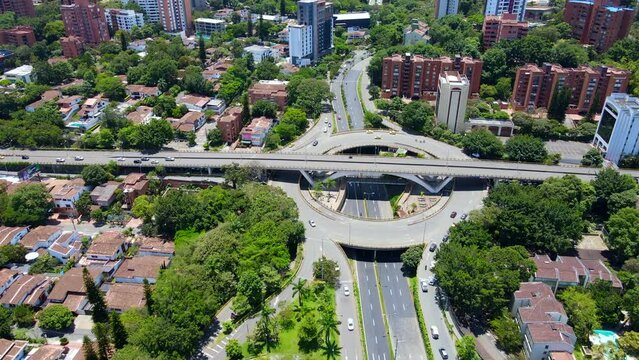 Video a&eacute;reo realizado con drone, sobre la avenida 34 en el barrio El Poblado, Medell&iacute;n, Colombia.