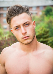 Naklejka premium A shirtless man with no shirt on posing for a picture