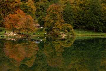 Couleurs d'automne au lac de Bethmale