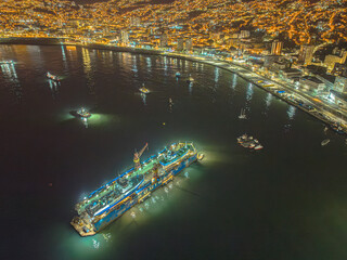 Vista aérea noturna de Valparaiso, Chile. Céu muito escuro e sombras dramáticas.