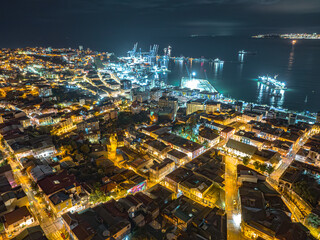 Vista aérea noturna de Valparaiso, Chile. Céu muito escuro e sombras dramáticas.