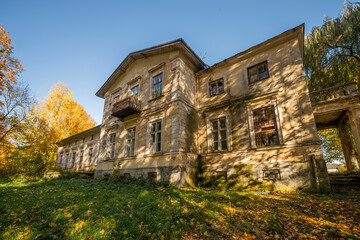 Obraz premium The Forgotten Renaissance Manor: A Cinematic Setting in Europe