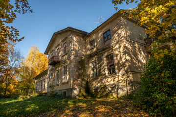 Obraz premium The Forgotten Renaissance Manor: A Cinematic Setting in Europe