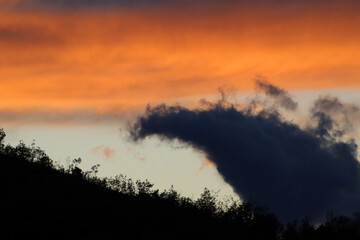 gioco di nuvole al tramonto autunnale.
