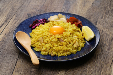 Japanese dry curry is curry rice that uses curry powder without gravy. It is rice cooked in soup with chicken and vegetables, then curry spices added and stir-fried in a frying pan.
