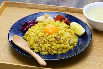 Japanese dry curry is curry rice that uses curry powder without gravy. It is rice cooked in soup with chicken and vegetables, then curry spices added and stir-fried in a frying pan.