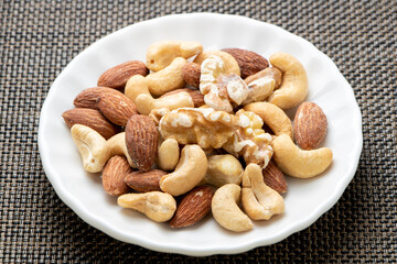 ミックスナッツ(アーモンド･カシューナッツ･クルミ)。
