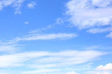 Obraz premium Blue sky with white clouds in the daytime background.