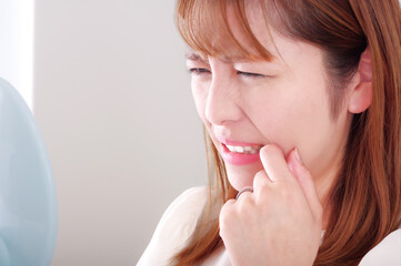 虫歯が痛そうな若い女性