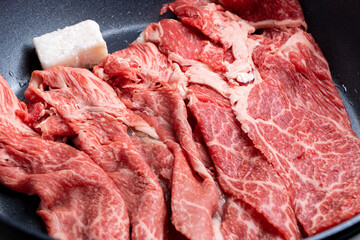 牛肉(ウデ薄切り)をフライパンで焼く調理シーン。

